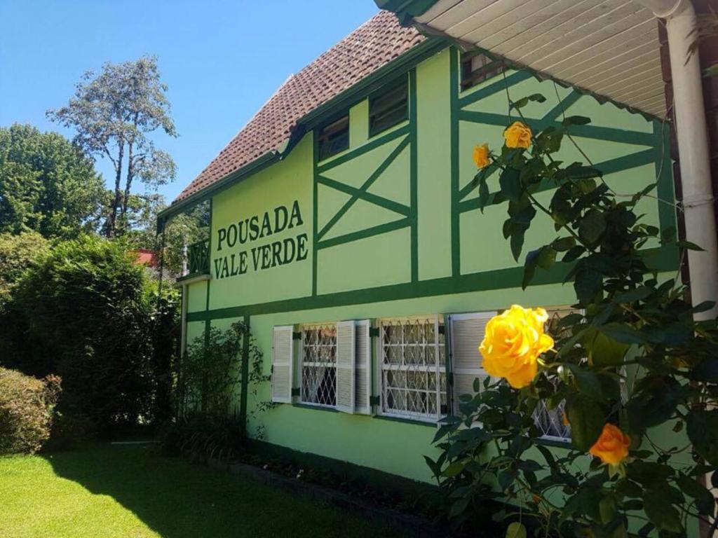 Está localizada no Jardim do Embaixador, bairro em total harmonia com a natureza, à menos de 5 minutos de carro do centro turístico do Capivari, aonde estão concentrados bons restaurantes, lojas de artesanato, malharias, casas de chá, pequenos shoppings, 